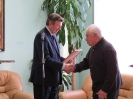 Глава Администрации г. Курска Н. Овчаров вручает Благодарственное письмо художнику Леониду Рудневу