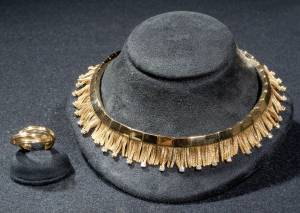 Золотое колье и золотое кольцо, 18 Kt, с бриллиантами, Cartier, Франция ХХ в.