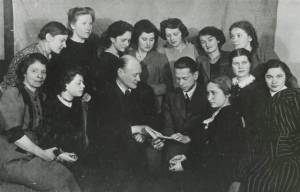 Алпатов и Жидков со студентами МГУ 1945