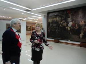 Г.А. Половина проводит экскурсию по БГХМ для М.А. Бусева