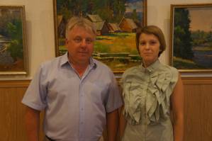 К. Долгашёв и М. Сёмина в Бузулукском краеведческом музее на фоне работ участников III Всероссийског