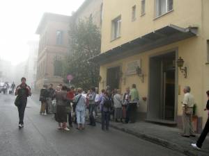 возле гостиницы день первый
