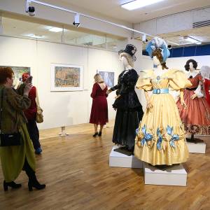 Брянск. «До выхода на сцену», выставка произведений театрально-декорационного искусства. Брянский ху